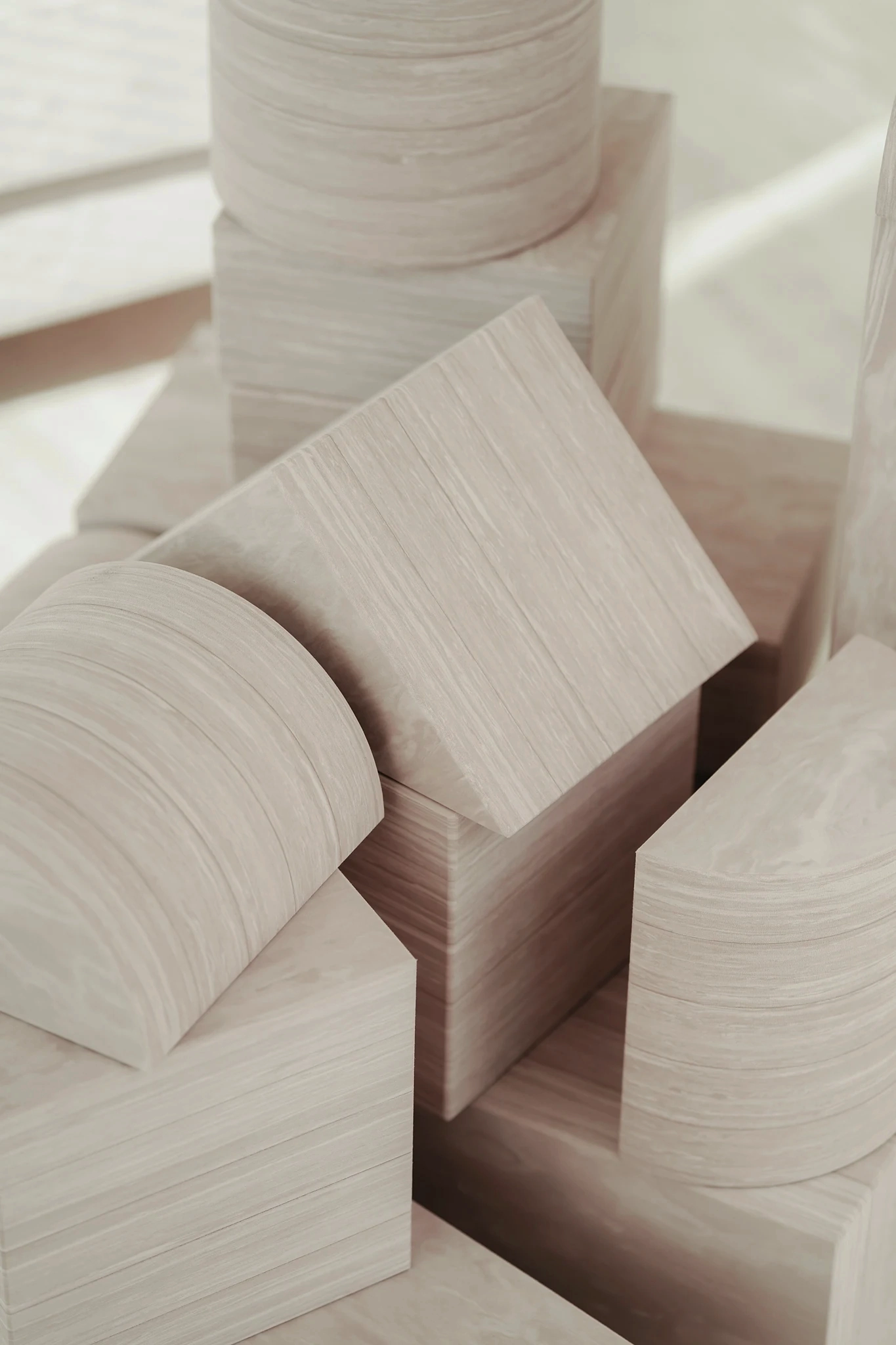 自然光の中で木目調の表情を見せる沙色のHEIGHTS BLOCKS